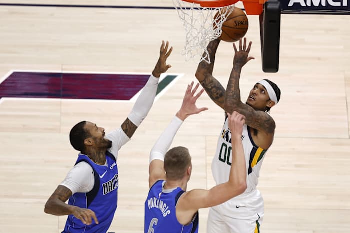 Jordan Clarkson (00) goes for a layup against the Dallas Mavericks